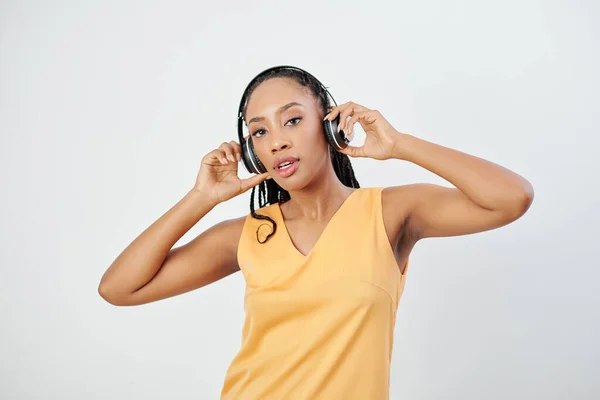 Kulaklıkla Müzik Dinleyen Ciddi Bir Afro Amerikalı Kadının Stüdyo Portresi — Stok fotoğraf