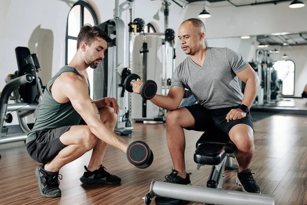 Entrenador Fitness Que Muestra Cliente Cómo Enderezar Brazo Cuando Trabaja —  Fotos de Stock