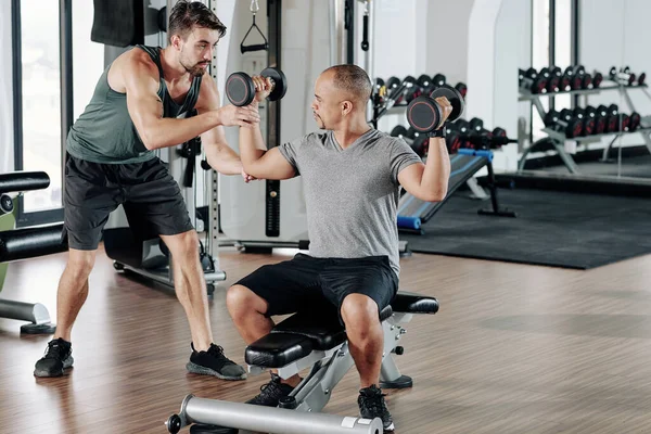 Entrenador Fitness Explicando Joven Mestizo Cómo Hacer Ejercicio Con Pesadas —  Fotos de Stock