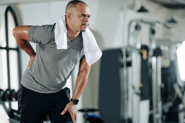 Mixed Mann Leidet Nach Training Fitnessstudio Unter Rückenschmerzen — Stockfoto