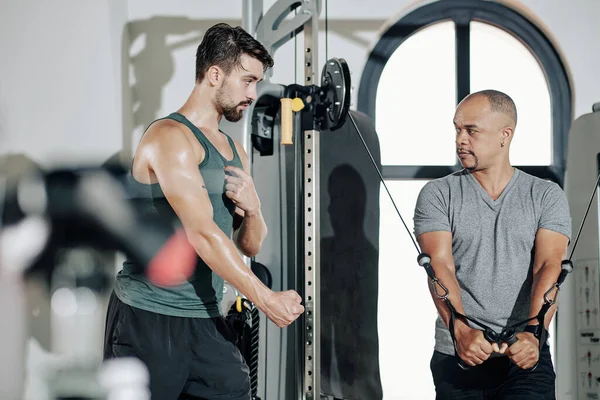 Treinador Fitness Explicando Cliente Que Músculos Devem Trabalhar Quando Ele — Fotografia de Stock