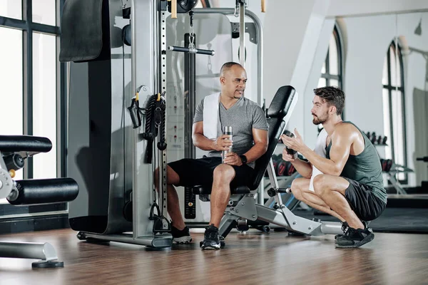 Treinador Fitness Profissional Seu Cliente Bebendo Água Vitamina Conversando Durante — Fotografia de Stock