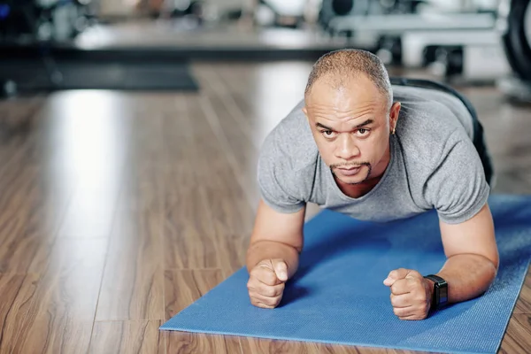 Mixed Race Mogen Man Gör Plank Position Träningen Gym — Stockfoto