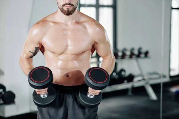 무거운 반바지를 체육관에서 셔츠를 근육질의 남자의 — 스톡 사진