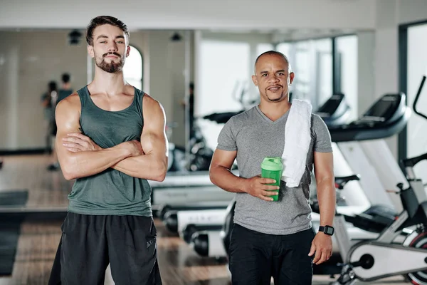 Retrato Cansado Maduro Mestiço Homem Orgulhoso Sorrindo Treinador Fitness Ginásio — Fotografia de Stock