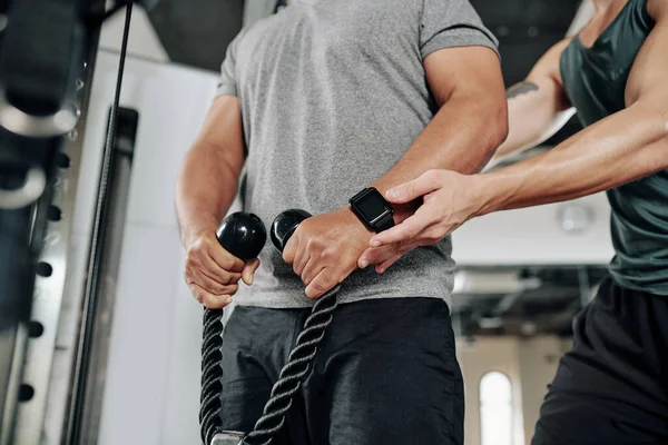 Nahaufnahme Eines Persönlichen Fitnesstrainers Der Dem Kunden Erklärt Wie Man — Stockfoto