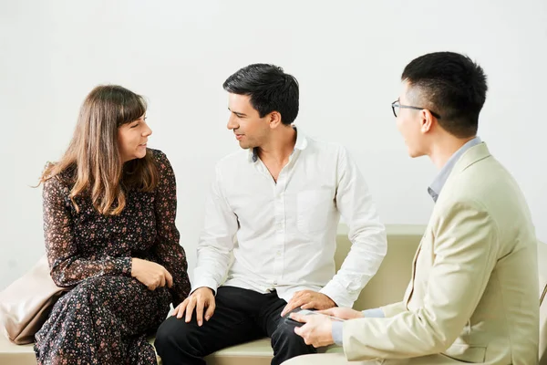 Casal Jovem Conversando Uns Com Outros Enquanto Sentado Sofá Consulta — Fotografia de Stock