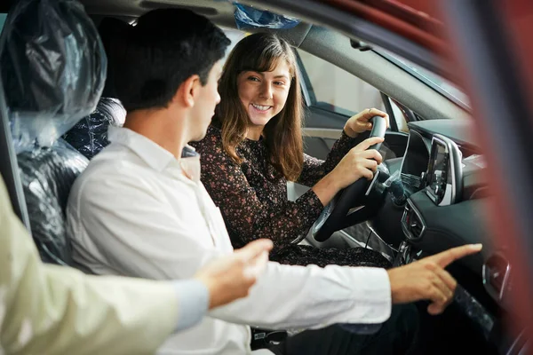 Yeni Bir Arabanın Direksiyonunda Oturan Gülümseyen Kadın Müdürün Otomobil Özelliklerini — Stok fotoğraf