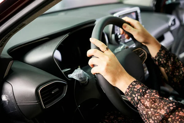 Close Mulher Dirigindo Ela Testando Carro Novo Salão — Fotografia de Stock