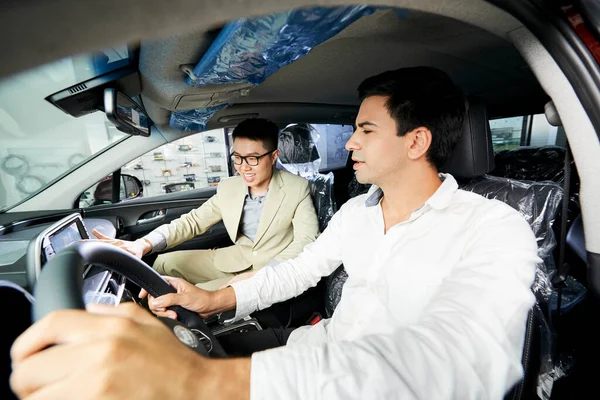 Jovem Comprando Carro Novo Ele Sentado Salão Beleza Carro Juntamente — Fotografia de Stock