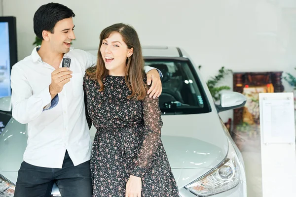 Entusiasmado Casal Comprar Carro Novo Eles Salão Auto Segurando Chave — Fotografia de Stock