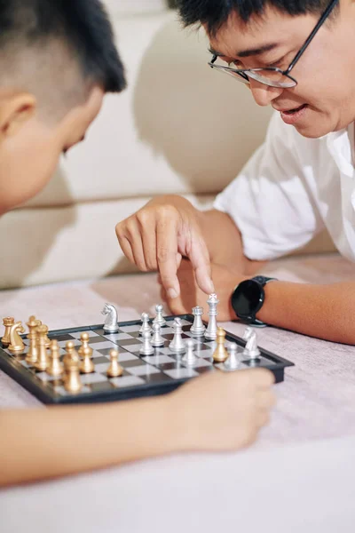 アジアの父と息子は夜に家でチェスを楽しむ — ストック写真