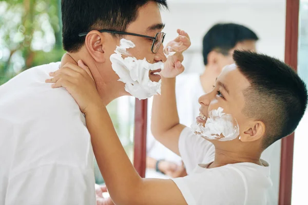 Gelukkig Tiener Zoon Zetten Scheerschuim Neus Van Zijn Vader Wanneer — Stockfoto