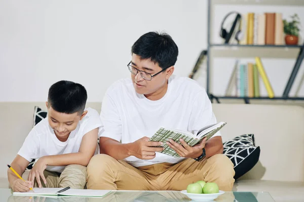 Aziatisch Man Controleren Zijn Tiener Zoon Oplossen Vergelijkingen Bij Het — Stockfoto