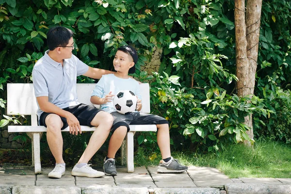 Vietnamita Pai Seu Filho Pré Adolescente Descansando Banco Depois Jogar — Fotografia de Stock