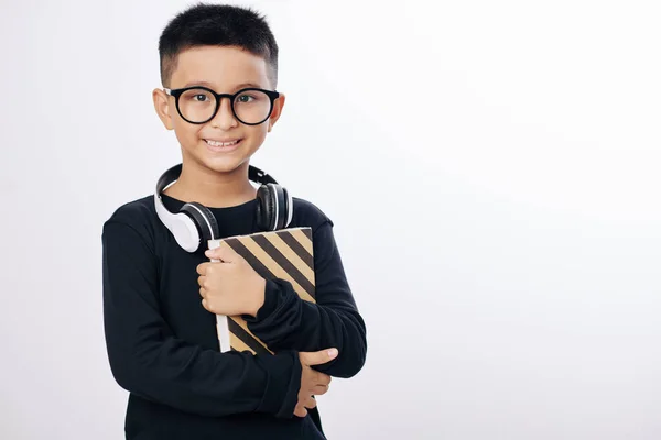 Positiv Asiatisk Pojke Glasögon Håller Bok Och Ler Mot Kameran — Stockfoto