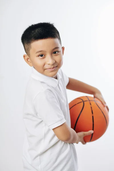 Porträtt Söt Leende Preteen Asiatisk Pojke Poserar Med Basket — Stockfoto