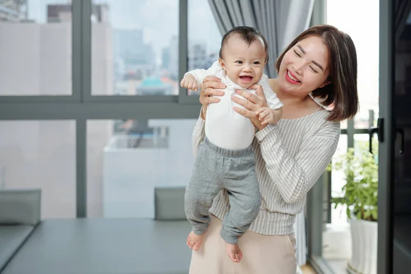 Mujer Vietnamita Bonita Alegre Llevando Pequeño Bebé Camiseta Algodón — Foto de Stock