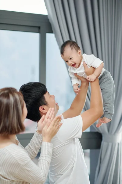 Lycklig Far Lyfter Sin Lilla Dotter När Mor Klappar Händerna — Stockfoto