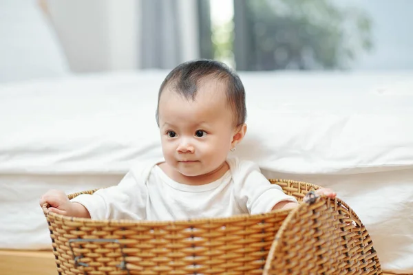 Liebenswertes Kleines Kind Sitzt Großen Gewebten Wäschekorb — Stockfoto
