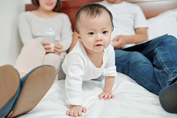 Nieuwsgierig Klein Aziatisch Meisje Kruipen Wanneer Haar Ouders Rusten Bed — Stockfoto