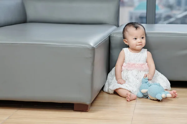 Menina Bonito Vestido Inchado Sentado Chão Brincando Com Brinquedo — Fotografia de Stock