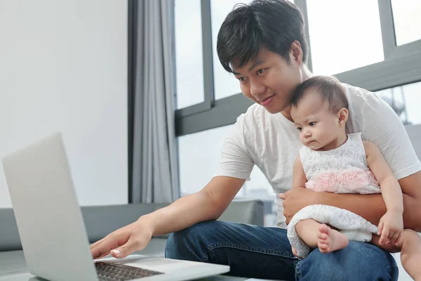 Souriant Jeune Vietnamien Travaillant Sur Ordinateur Portable Maison Testant Nouveau — Photo