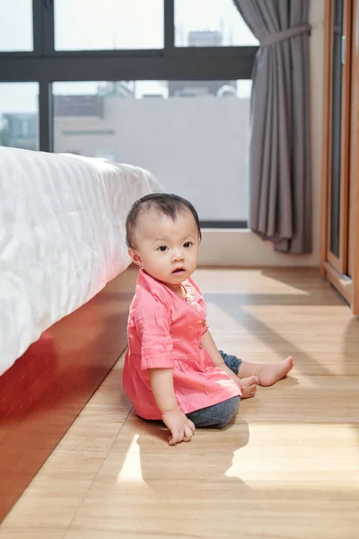 Curiosa Niña Adorable Camisa Rosa Arrastrándose Por Suelo Explorando Apartamento —  Fotos de Stock