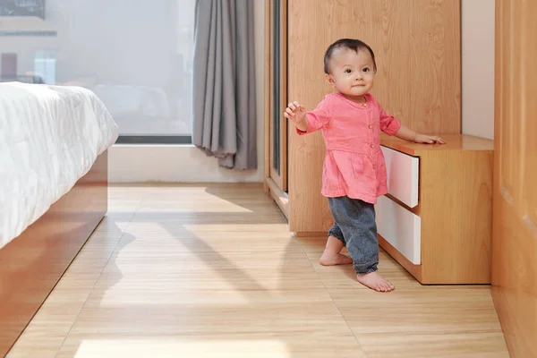 Sonriente Niña Adorable Explorando Apartamento Caminando Dormitorio Sus Padres —  Fotos de Stock