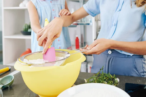 Close Image Mother Showing Her Preteen Daughter How Sift Flour — Stock Photo, Image