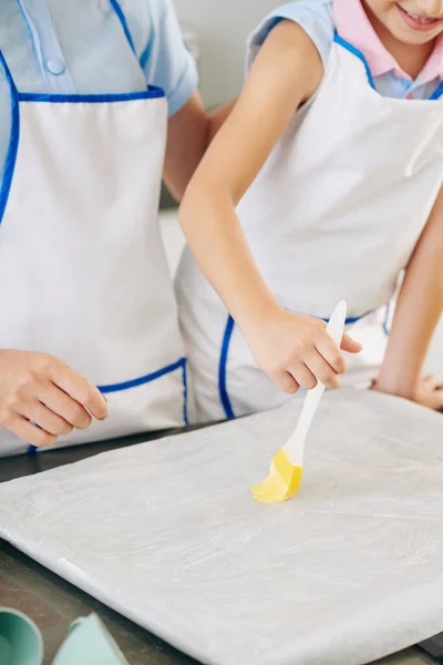 Sorrindo Menina Pré Adolescente Gostando Cozinhar Com Mãe Aplicar Manteiga — Fotografia de Stock