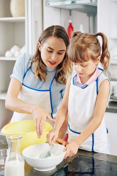 Moeder Vertelt Dochter Hoeveel Suiker Toe Voegen Kom Bij Het — Stockfoto