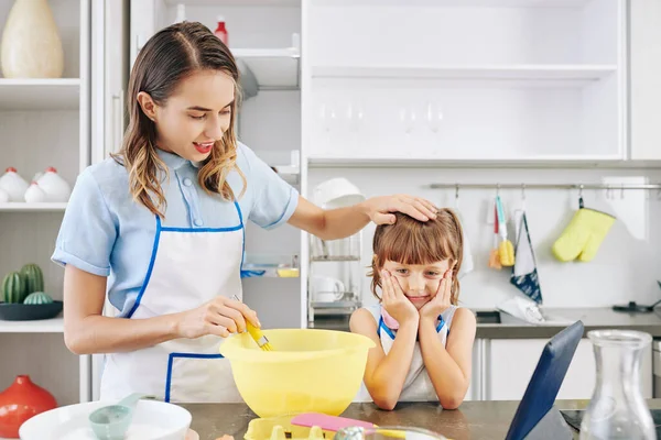 Kokende Moeder Strelen Hoofd Van Dochter Wachten Voor Taart Worden — Stockfoto