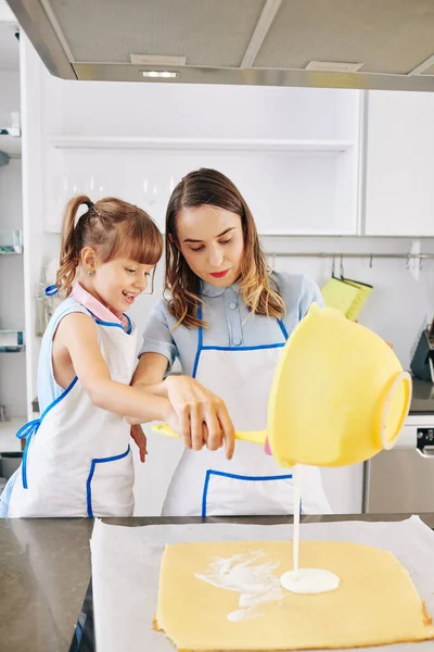 Gelukkig Meisje Schort Helpen Moeder Naar Zetten Crème Glazuur Taart — Stockfoto