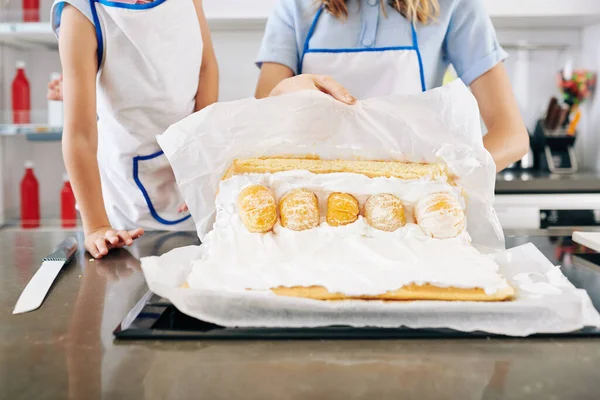 Huisvrouw Met Behulp Van Papier Vel Bij Het Maken Van — Stockfoto