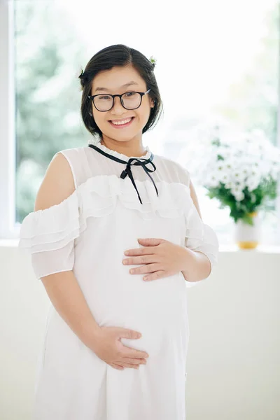 Retrato Uma Jovem Grávida Sorridente Óculos Tocando Sua Barriga Olhando — Fotografia de Stock