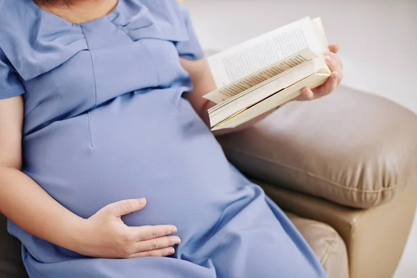 Imagem Cortada Mulher Grávida Vestido Lavanda Tocando Sua Barriga Ler — Fotografia de Stock