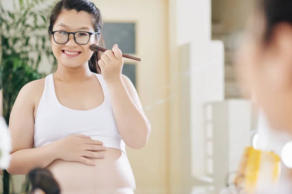 Joyeux Jolie Jeune Femme Vietnamienne Debout Miroir Appliquer Maquillage Matin — Photo