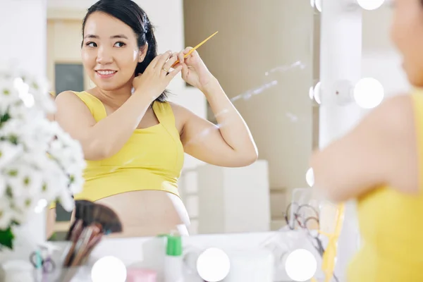 Sonriendo Bastante Embarazada Mujer Asiática Pie Espejo Baño Cepillarse Pelo —  Fotos de Stock