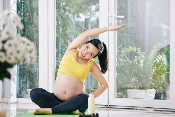 Ganska Leende Ung Asiatisk Kvinna Sitter Lotusställning Yogamattan Och Gör — Stockfoto