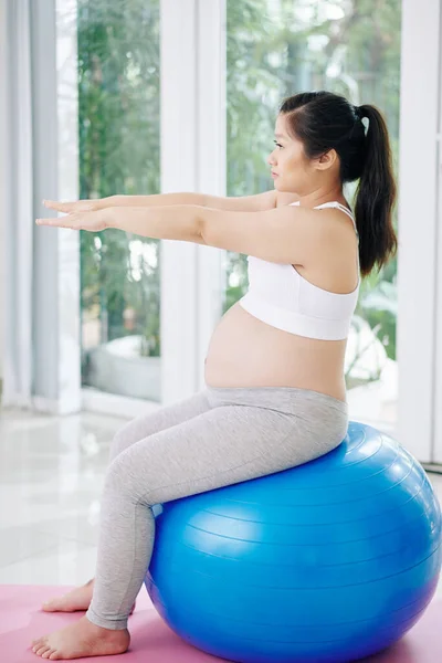 Gravid Asiatisk Kvinna Som Motionerar Fitness Boll Hemma Morgonen — Stockfoto
