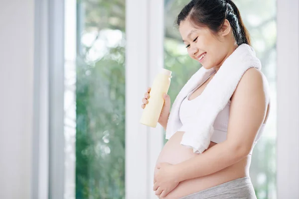Feliz Joven Embarazada Bebiendo Agua Tocándose Vientre Después Hacer Ejercicio — Foto de Stock