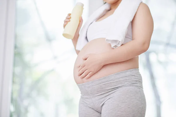 Imagen Recortada Una Mujer Embarazada Top Cultivo Polainas Bebiendo Agua — Foto de Stock