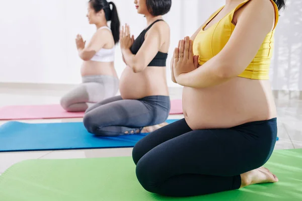 Gruppe Von Schwangeren Jungen Frauen Praktiziert Yoga Training — Stockfoto