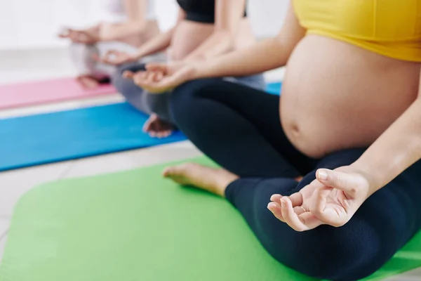 Imagen Recortada Mujeres Embarazadas Sentadas Red Posición Loto Una Otra — Foto de Stock