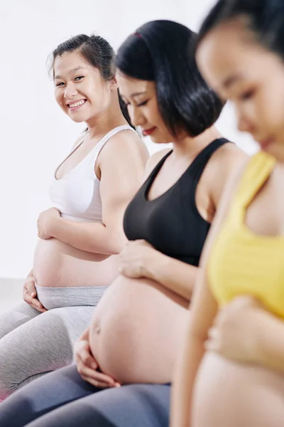 Mujer Asiática Bastante Joven Que Asiste Clase Para Mujeres Embarazadas — Foto de Stock