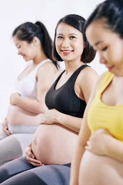 Mulher Vietnamita Muito Jovem Alegre Tocando Massageando Sua Barriga Assistir — Fotografia de Stock