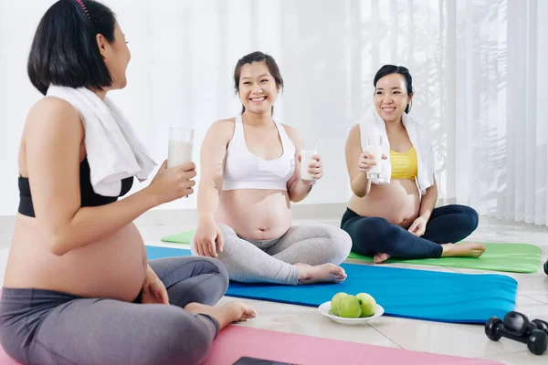 Grupp Glada Gravida Asiatiska Kvinnor Som Dricker Yoghurt Och Äter — Stockfoto