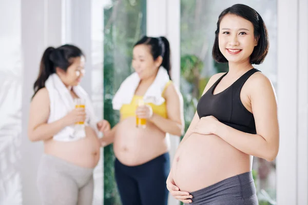 Retrato Una Joven Vietnamita Embarazada Sonriente Tocándose Vientre Mirando Cámara — Foto de Stock