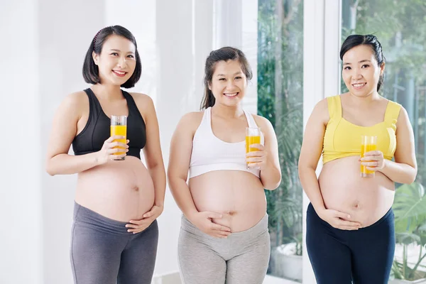 Grupo Mujeres Vietnamitas Embarazadas Alegres Pie Con Vasos Jugo Fresco — Foto de Stock